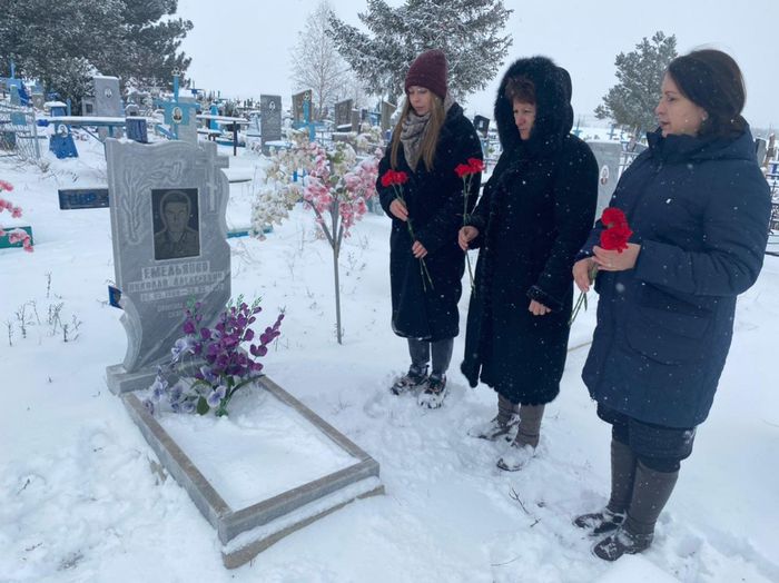 Возложение цветов ,минута молчания у могилы воина-интернационалиста Емельянова Николая Алексеевича